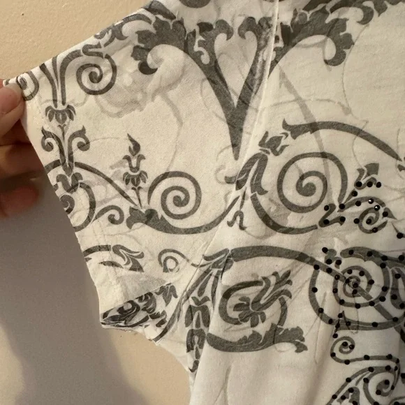 Dressbarn Vintage Black and White Ornate Short Sleeve Top - Picture 3 of 5